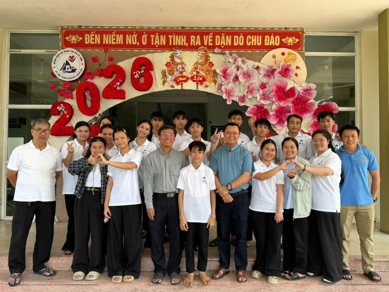 Phân phối suất ăn nghĩa tình tại bệnh viện Kỳ Anh