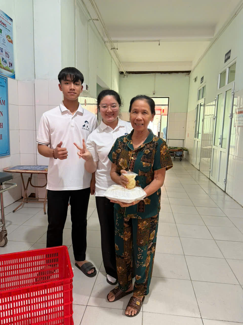 Học viên và bệnh nhân vui vẻ nhận suất ăn