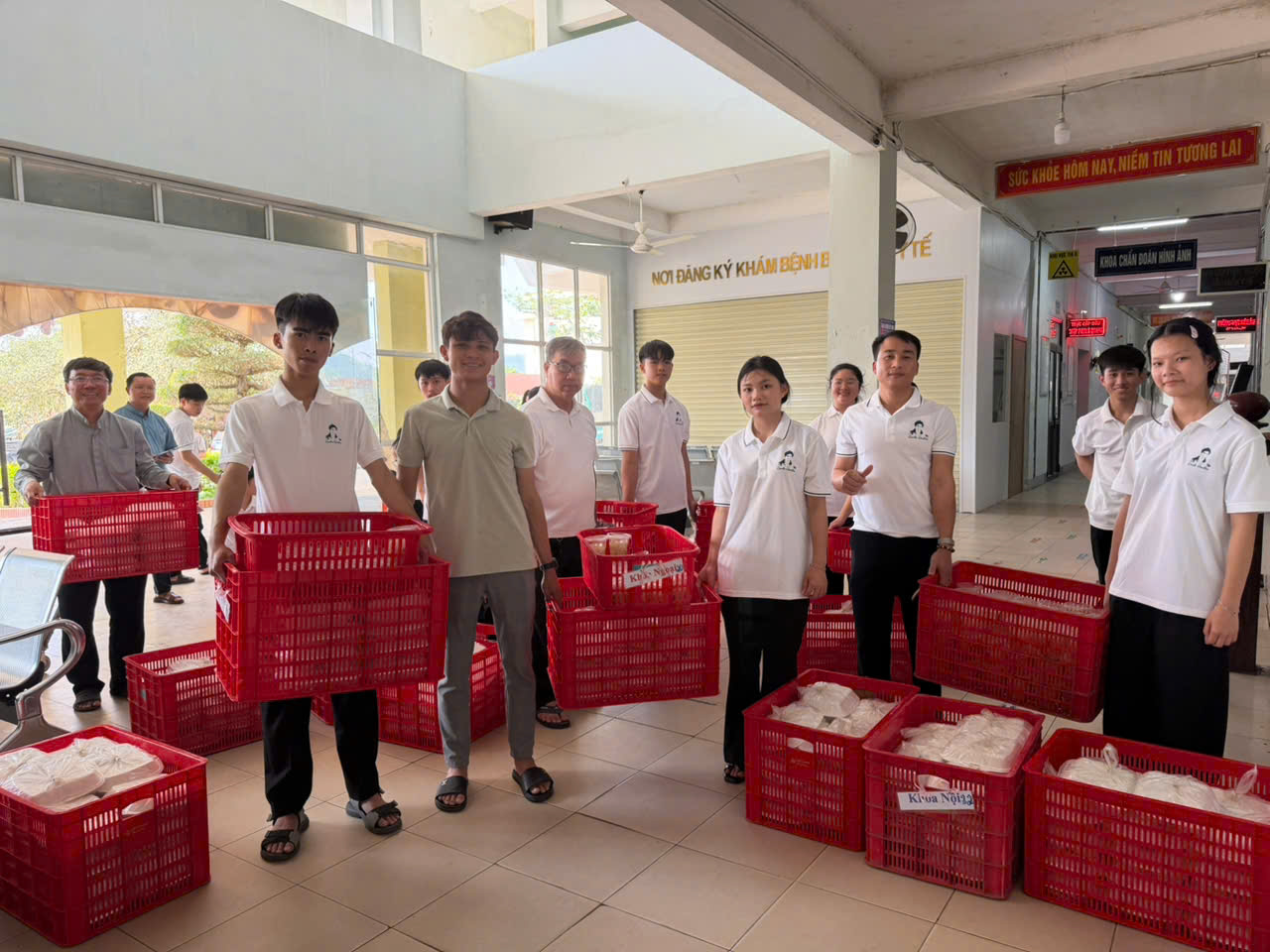 Phân phát suất ăn tại hành lang bệnh viện