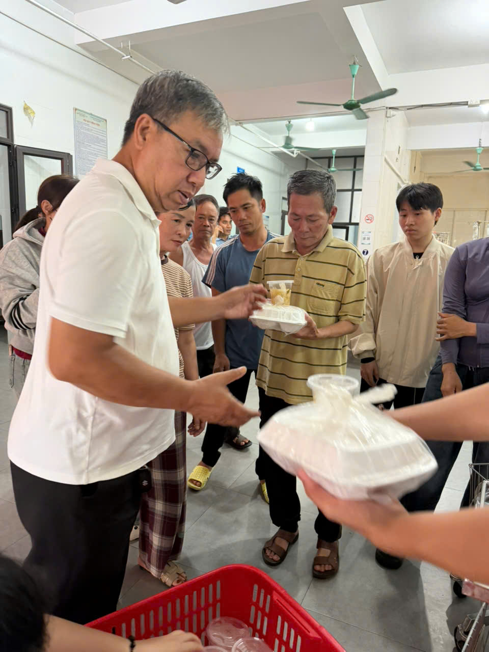 Trao suất ăn cho bệnh nhân