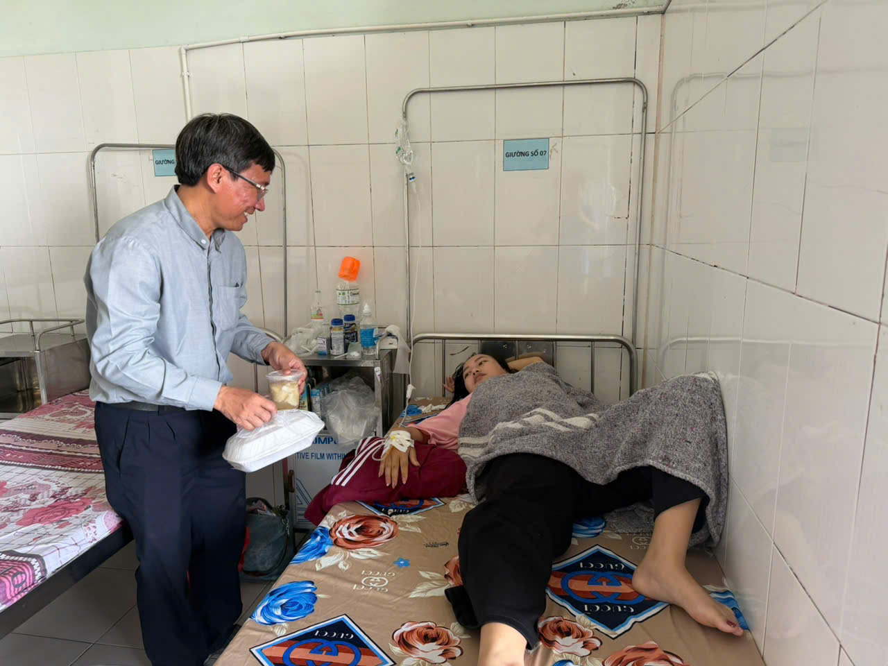 Học viên mang thùng suất ăn đến bệnh viện