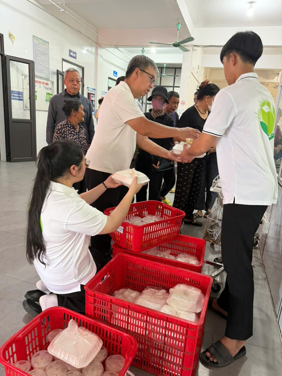 Thầy và trò phân phát suất ăn