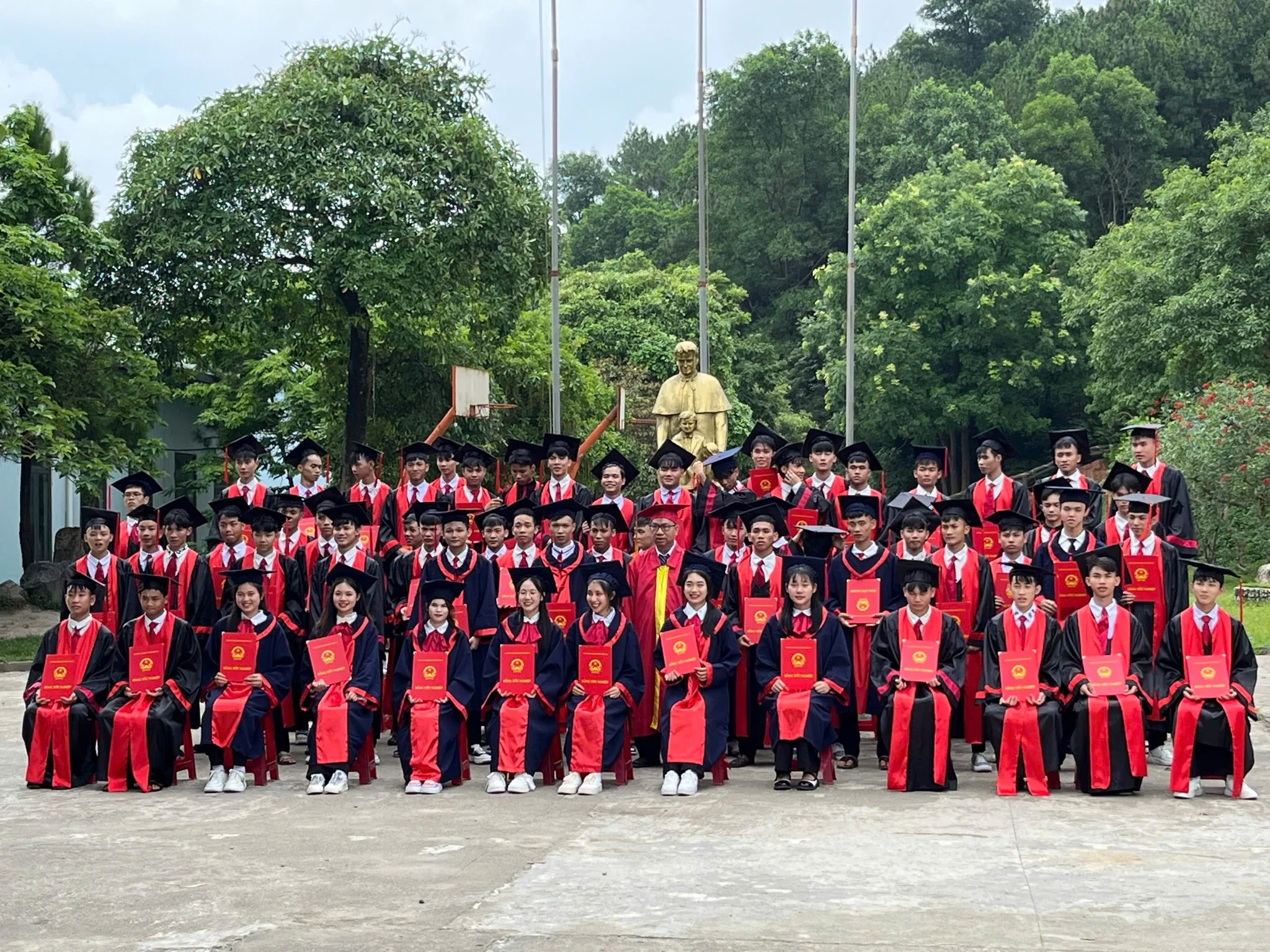 Lễ trao bằng tốt nghiệp 2024-2025