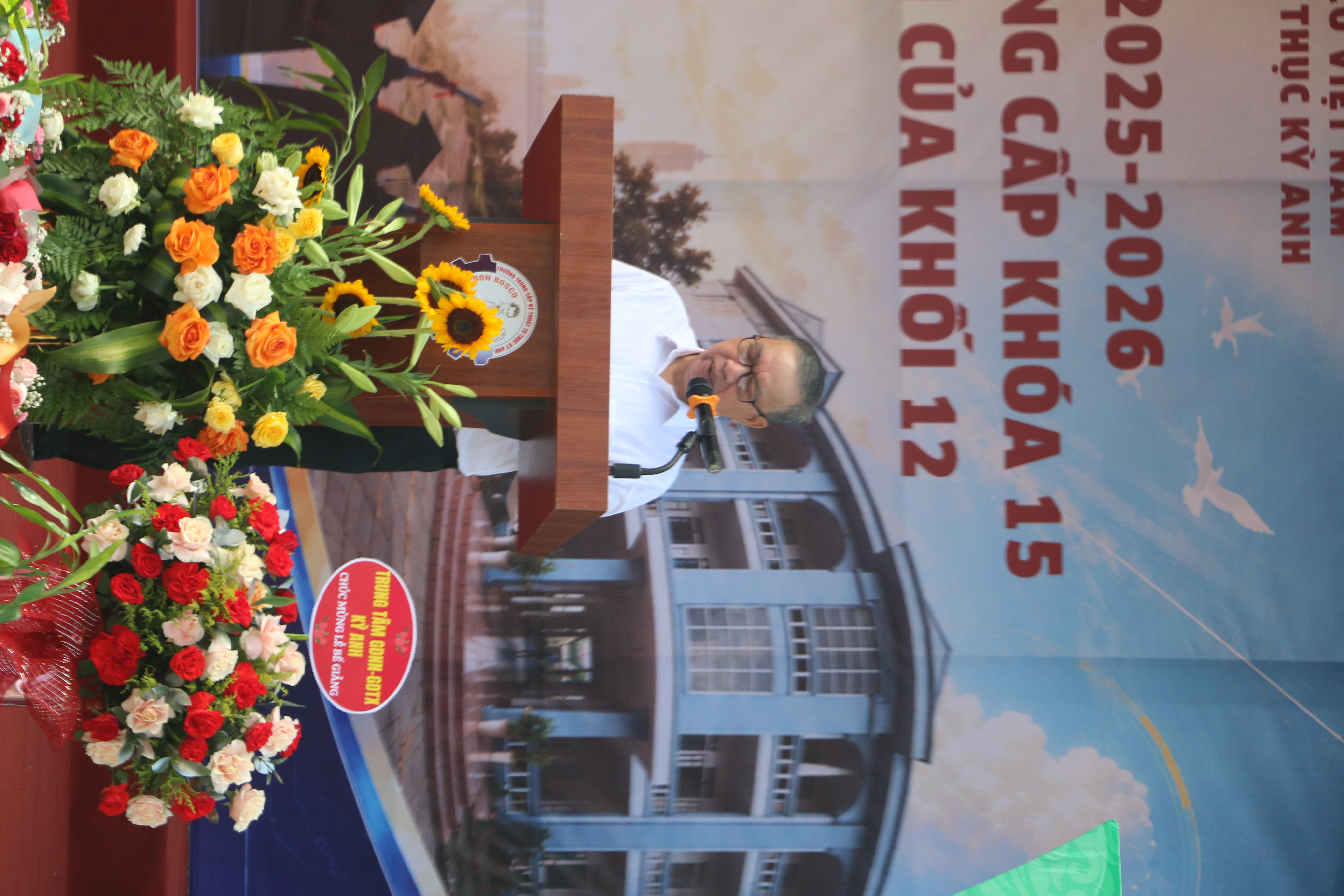 Toàn cảnh hội trường lễ bế giảng năm học 2025-2026